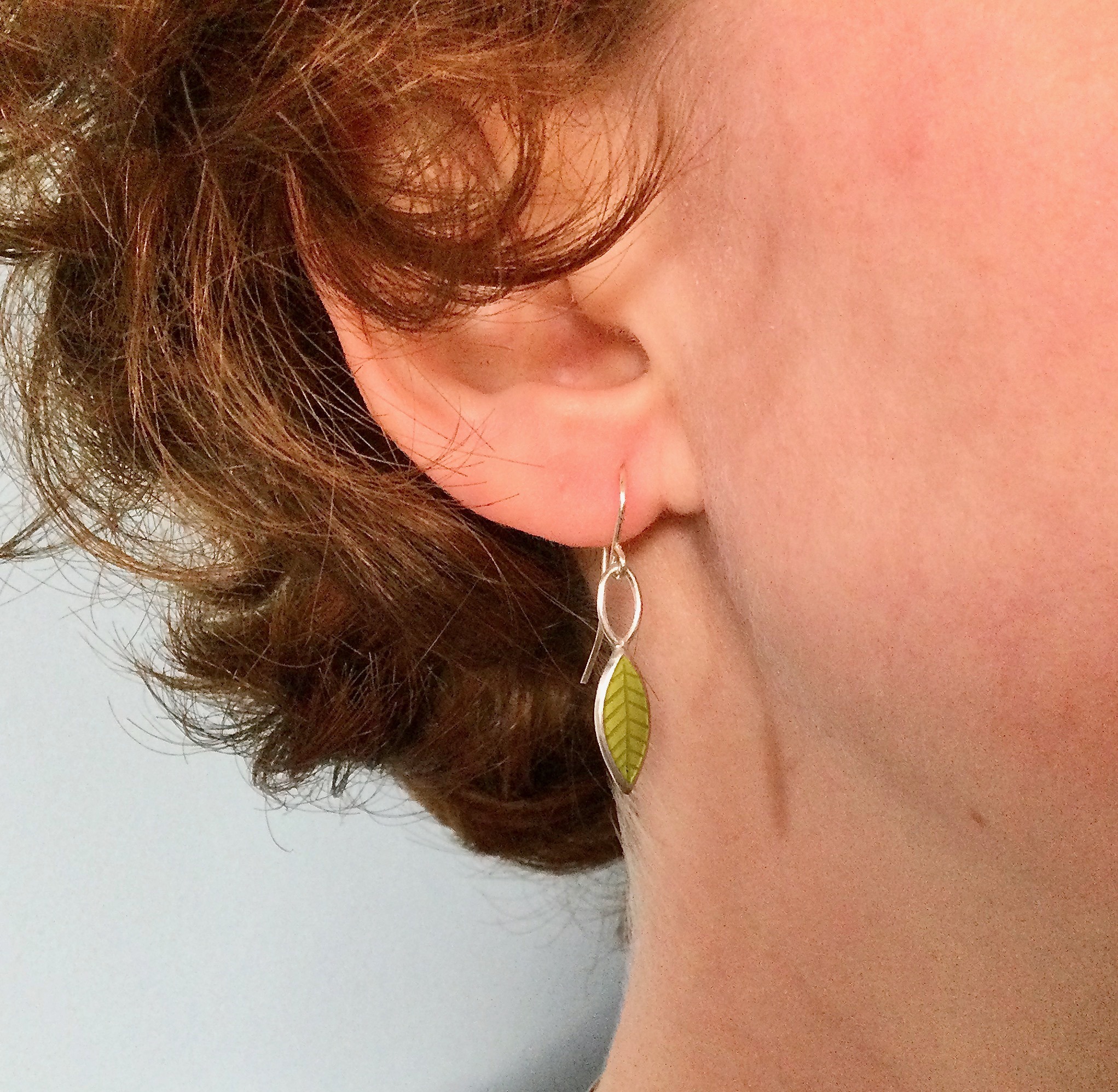 Silver enamel small leaf earrings - Image 4