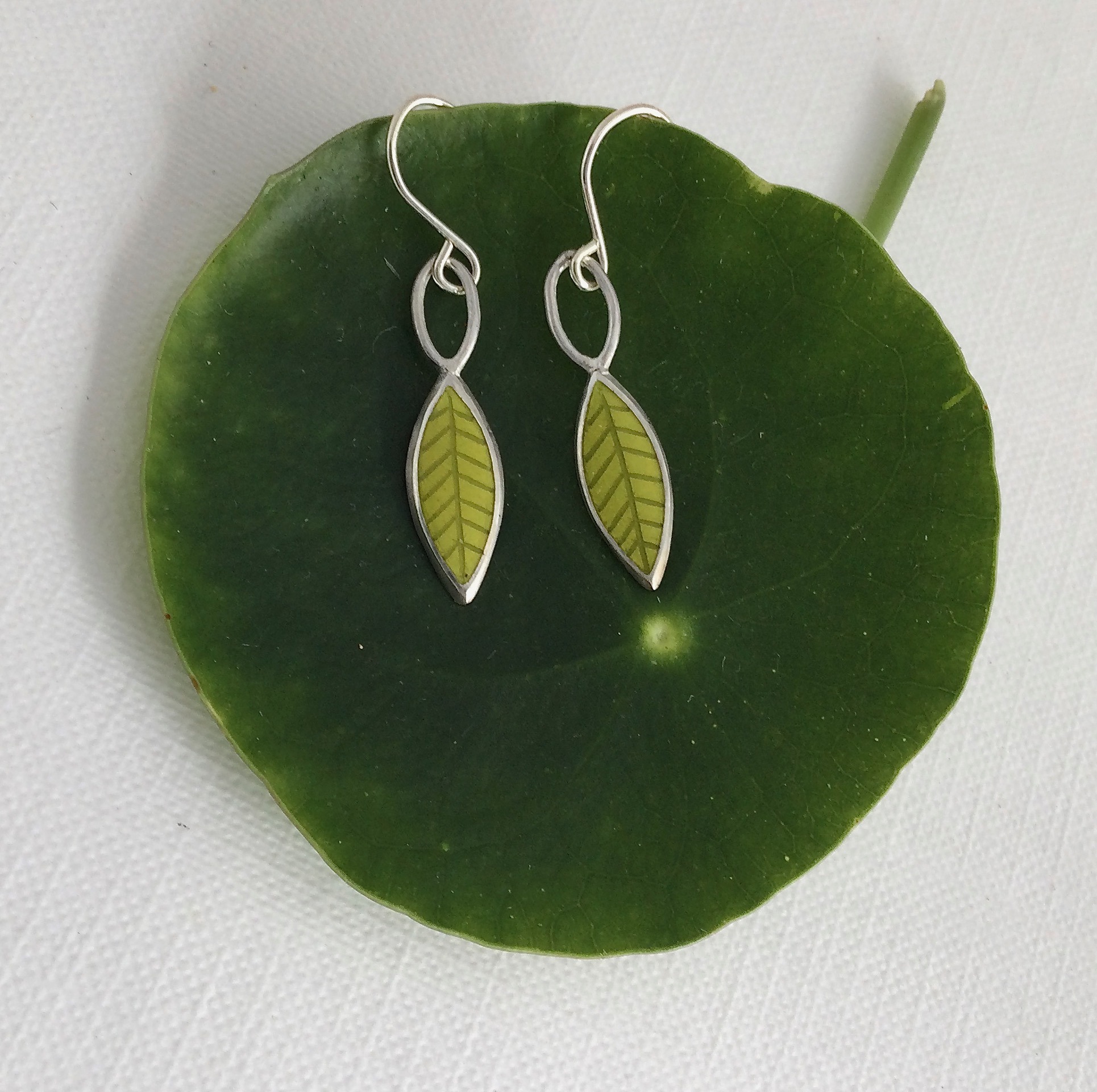 Silver enamel small leaf earrings - Image 5